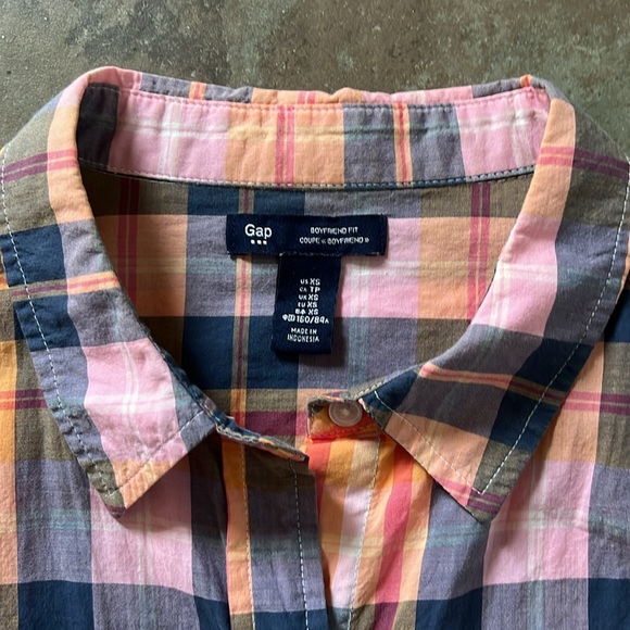 Gap women’s boyfriend fit multicolor plaid button down shirt, good condition - Picture 3 of 7